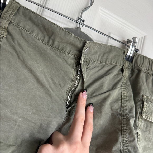 URBAN OUTFITTERS Zipped Y2K Cargo Shorts Green Buttoned Mid Rise Utility Size 8 - Picture 7 of 7